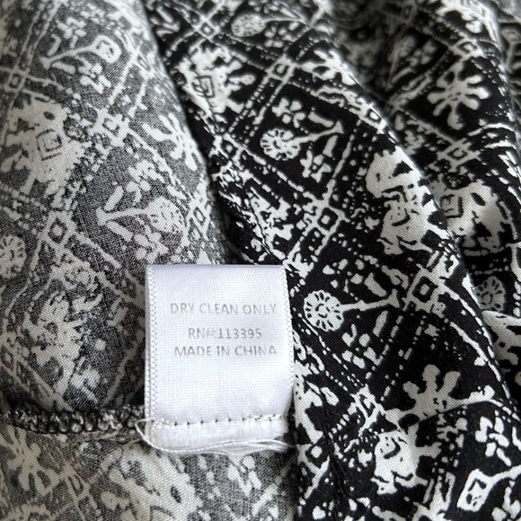 Flowy Abstract Pattern Mini Dress with Keyhole Cutout Back - XS - Black & White - Picture 11 of 11